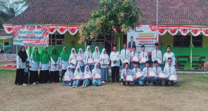 Foto Bersama Guru dan Siswa MA. Miftahul Hidayah Setelah Upacara Peringatan Hari Kemerdekaan RI ke-78